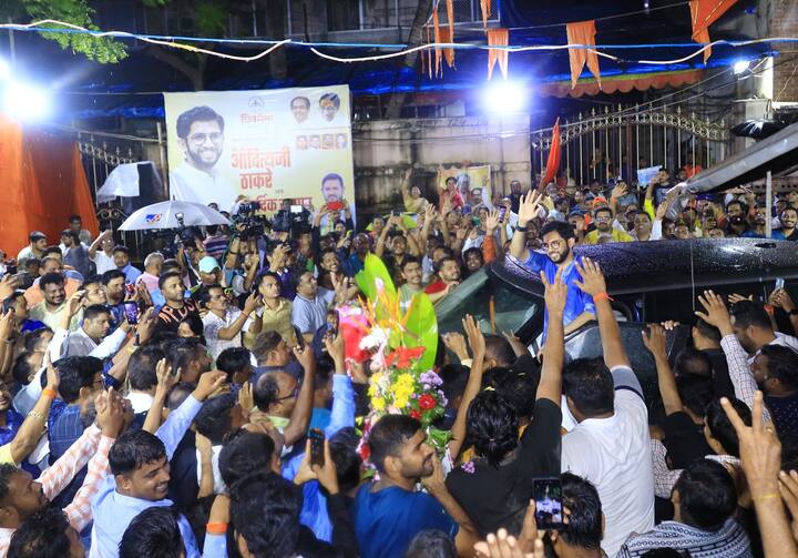 विशेष म्हणजे शिवसेना आमदारांच्या बंडखोरीनंतर आदित्य ठाकरे चांगलेच आक्रमक झाले आहेत. 