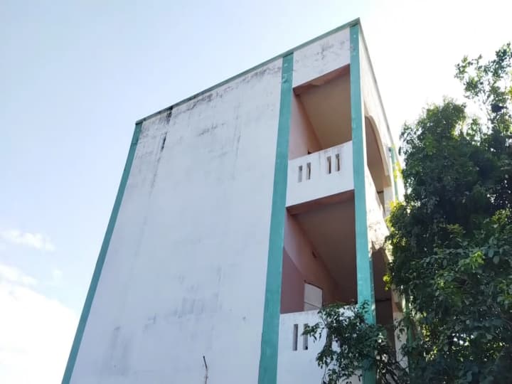 chennai mamallpuram 9th class girl jumped from the second floor of Govt High School சென்னை: ஆசிரியர் திட்டியதால் மாணவி தற்கொலை முயற்சி.! தேர்வு நடந்த போது ஏற்பட்ட விபரீதம்.!