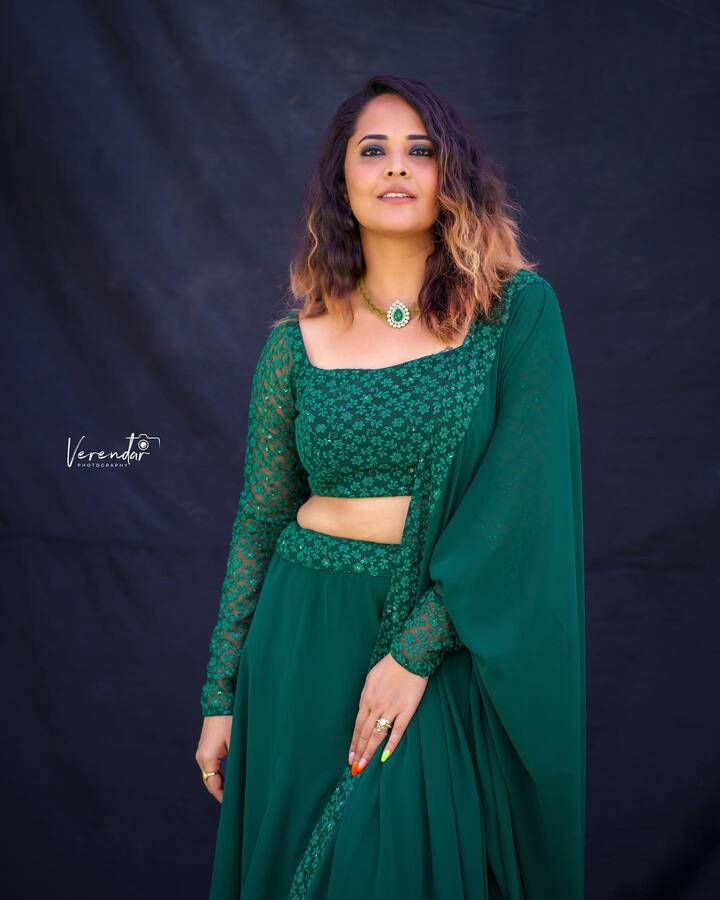 'భీష్మ పర్వం' అనే సినిమాతో మలయాళ చిత్ర పరిశ్రమలోకి అడుగు పెడుతుంది. Image Credit: Anasuya Bhardwaj/ Instagram