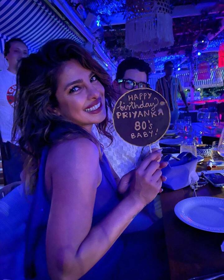 प्रियंका चोपड़ा 40 साल की हो गईं. प्रियंका ने पति निक जोनास के साथ अपना जन्मदिन बीच पर सेलिब्रेट किया. निक ने प्रियंका का बर्थडे यादगार बनाने के लिए खास इंतेजाम किए थे.