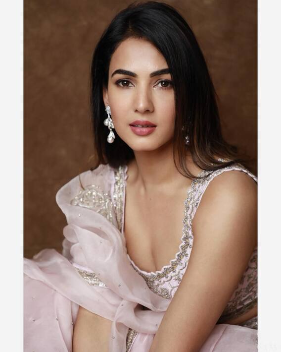 Sonal Chauhan Photos:  ఎల్లో టాప్ లో 'ది ఘోస్ట్' బ్యూటీ కెవ్వు కేక