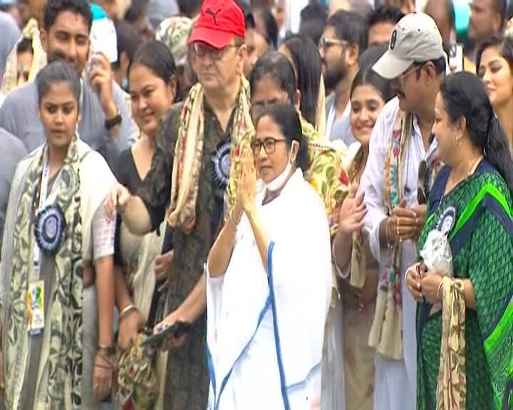 এই বছর স্বাধীনতার ৭৫তম বর্ষ। ১৪ অগাস্ট নিজেদের এলাকায় দেশাত্মবোধক অনুষ্ঠান করার বার্তা কর্মী সমর্থকদের।