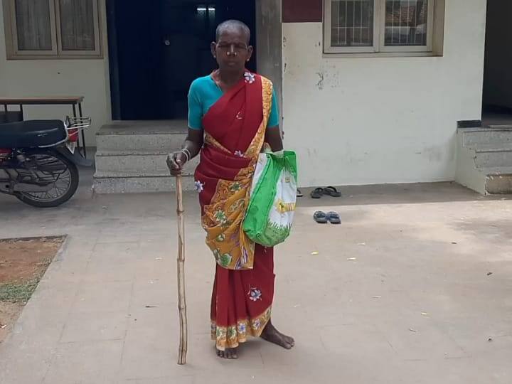 Karur: 65-year-old woman  was on a  protest alone in front of a bank in Karur கரூரில் வங்கி முன்பு தனியாக  தர்ணா போராட்டத்தில் ஈடுபட்ட 65 வயது மூதாட்டி - காரணம் என்ன..?