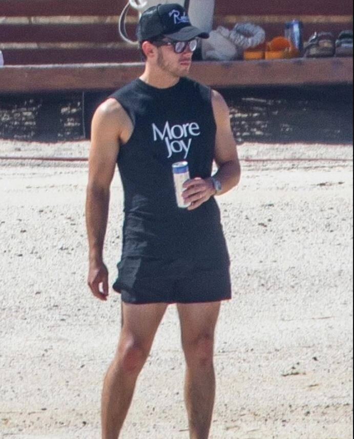 Nick Jonas looked really cool and stylish in his all-black look