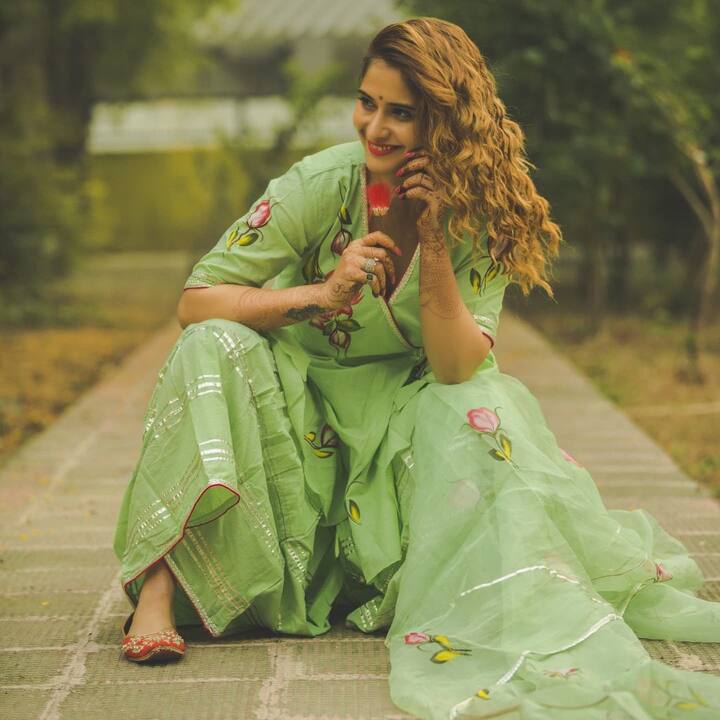 ये कोई पहला मौका नहीं है जब आरती सिंह ने इंस्टाग्राम पर अपनी सूट में तस्वीरें शेयर की हों.