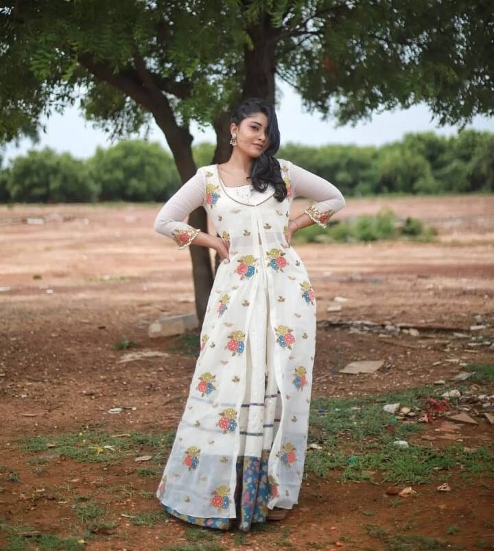 என் மனமும் ஏனோ என்னிடம் இல்லை வேண்டியே உன்னிடம் நான் தொலைத்தேனே ...