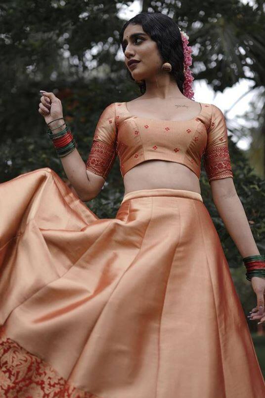 ड्रेसमध्ये प्रिया आपल्या सहकलाकारासोबत विविध फोटोसाठी पोज देताना दिसत आहे.