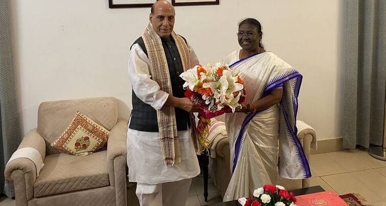 Defence Min Rajnath Singh congratulates Droupadi Murmu on being elected the President Rajnath Singh: 'দরিদ্র, বঞ্চিতদের কল্যাণে কাজ করে চলেছেন' দ্রৌপদীকে জয়ের শুভেচ্ছা রাজনাথের