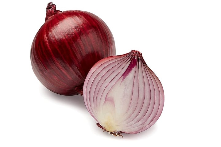 तुम्हाला जर घरबसल्या वजन कमी करायचं असेल तर आहारात कांद्याचा (Onion) समावेश करा. कांद्याचे सेवन केल्यानं तुमचे वजन कमी होऊ शकते. जाणून घेऊयात कांदा खाण्याचे फायदे....