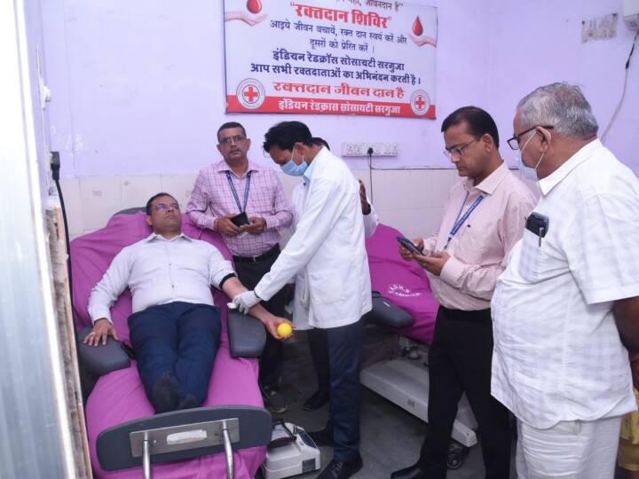Surguja Ambikapur Chhattisgarh Blood donation camp organized 470 people donated blood ANN Surguja News: ब्लड डोनेशन कैम्प में 470 लोगों ने किया रक्तदान, 45 पुलिस वालों ने भी निभाया इंसानियत का फर्ज