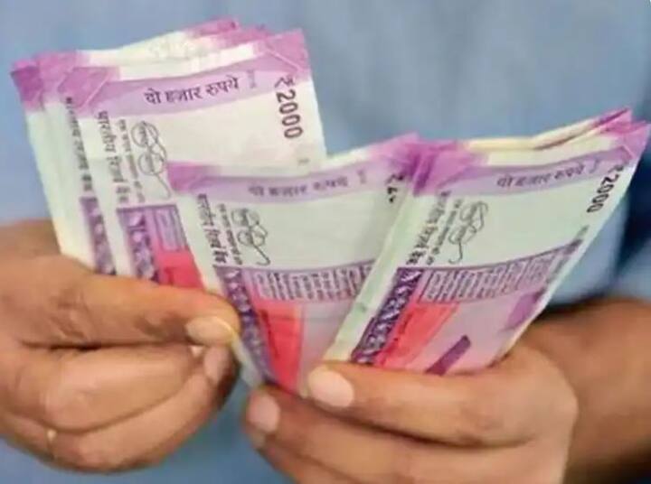 गरीबी की रेखा (वर्तमान में ग्रामीण क्षेत्रों में रुपये 46080/- और शहरी क्षेत्रों में रुपये 56460/- प्रति परिवार प्रति-वर्ष निर्धारित है) की परिभाषा के अन्दर आने वाले दिव्यांगजन अनुदान के पात्र होंगे. (अनुदान प्राप्त करने के लिए जिले के प्रथम श्रेणी के मजिस्ट्रेट द्वारा जारी प्रमाण-पत्र मान्य होगा).