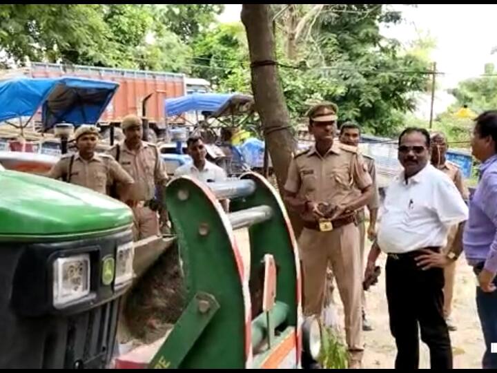 Ghazipur Illegal Mining: पुलिस ने घेराबंदी कर खनन माफियाओं पर धावा बोला, एक JCB और छह ट्रैक्टर जब्त Ghazipur SDM big action against Illegal Mining one JCB and six tractors seized ANN Ghazipur Illegal Mining: पुलिस ने घेराबंदी कर खनन माफियाओं पर धावा बोला, एक JCB और छह ट्रैक्टर जब्त