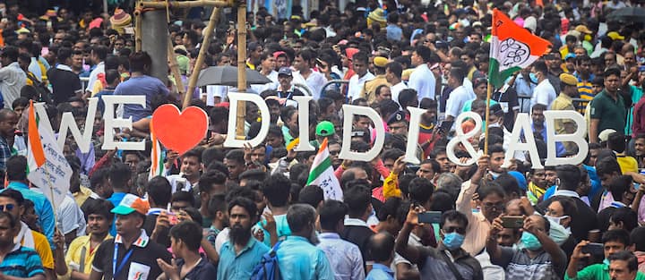 সভা শুরুর আগে এ দিন ধর্মতলা চত্বের মমতাকে প্রধানমন্ত্রী দেখতে চাওয়ার দাবিতে সরব হন একদল মানুষ। তাঁদের হাতে ধরে রাখা ছিল ‘ডাক দিচ্ছে জনতা, দিল্লি যাবে মমতা’ স্লোগান। কোথাও আবার ‘উই লাভ দিদি, অলোস লাভ এবি’ পোস্টারও চোখে পড়ে। ব্যাখ্যা চাইলে শোনা যায়, মমতার প্রতি যেমন ভালবাসা রয়েছে, তেমনই স্নেহ-ভালবাসা রয়েছে অলিখিত ভাবে তৃণমূলে তাঁর উত্তরসূরি অভিষেক বন্দ্যোপাধ্যায়ের প্রতিও। সংবাদমাধ্যমে তাই নিঃসঙ্কোচে বলেত শোনা যায় ভিড়কে, ‘‘২০২৪-এ দিদিকে প্রধানমন্ত্রী দেখতে চাই আমরা।’’ ছবি: পিটিআই