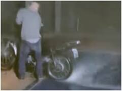 Viral Video: स्विमिंग पूल में शख्स कर रहा था अजीबोगरीब बाइक स्टंट, अंजाम देख हंसने लगेंगे आप