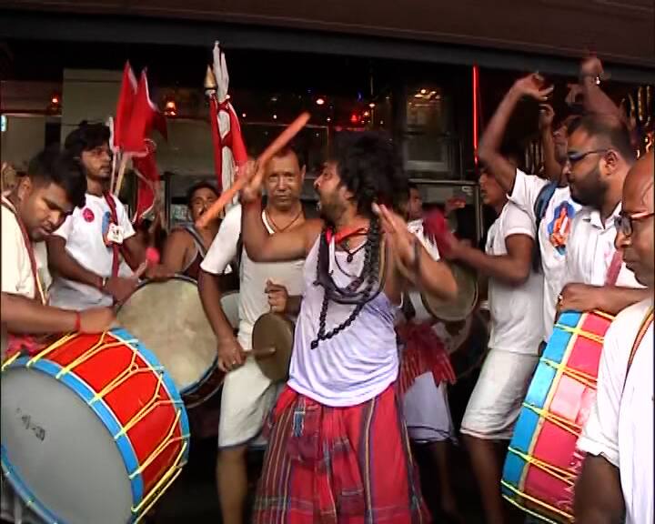 শিয়ালদা স্টেশন চত্বরে উত্সবের ছবি। ঢাকের তালে নাচ, গানে মেতে উঠেছেন মতুয়ারা। পতাকা নিয়ে বিশাল মিছিল এগোচ্ছে ধর্মতলার দিকে। নেতৃত্বে তৃণমূলের প্রাক্তন সাংসদ মমতাবালা ঠাকুর।