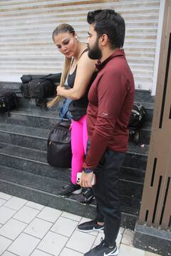 Rakhi Sawant: बॉयफ्रेंड आदिल के साथ कुछ यूं Cozy होती नजर आईं राखी सावंत, सामने आईं ये तस्वीरें