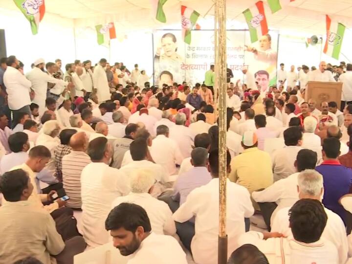 राजस्थान प्रदेश कांग्रेस कमेटी द्वारा आयोजित विरोध-प्रदर्शन में पार्टी की प्रदेश इकाई के अध्यक्ष गोविंद सिंह डोटासरा के साथ राज्य सरकार के मंत्री प्रताप सिंह खाचरियावास, महेश जोशी व परसादी लाल मीणा सहित बड़ी संख्या में विधायक, पदाधिकारी व कार्यकर्ता मौजूद रहे.