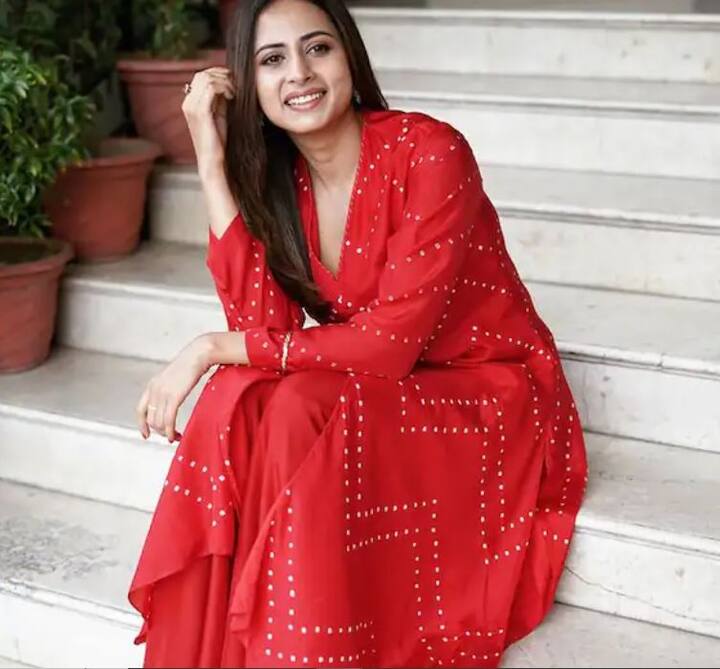 Sargun Mehta Photos: ਪੰਜਾਬੀ ਅਦਾਕਾਰਾ ਸਰਗੁਣ ਮਹਿਤਾ ਵੀ ਆਪਣੀ ਬਿਹਤਰੀਨ ਅਦਾਕਾਰੀ ਦੇ ਨਾਲ ਖੂਬਸੂਰਤ ਅੰਦਾਜ਼ ਲਈ ਕਾਫੀ ਮਸ਼ਹੂਰ ਹੈ। ਅਦਾਕਾਰਾ ਸੋਸ਼ਲ ਮੀਡੀਆ 'ਤੇ ਵੀ ਕਾਫੀ ਐਕਟਿਵ ਰਹਿੰਦੀ ਹੈ। ਜਿੱਥੇ ਹਾਲ ਹੀ 'ਚ ਉਹਨਾਂ ਦਾ ਦੇਸੀ ਲੁੱਕ ਦੇਖਣ ਨੂੰ ਮਿਲਿਆ ਹੈ। ਜਿਸ 'ਚ ਉਹ ਬੇਹੱਦ ਖੂਬਸੂਰਤ ਲੱਗ ਰਹੀ ਹੈ। ਹੇਠਾਂ ਦਿੱਤੀ ਸਲਾਈਡ ਵਿੱਚ ਵੇਖੋ ਤਸਵੀਰਾਂ.....