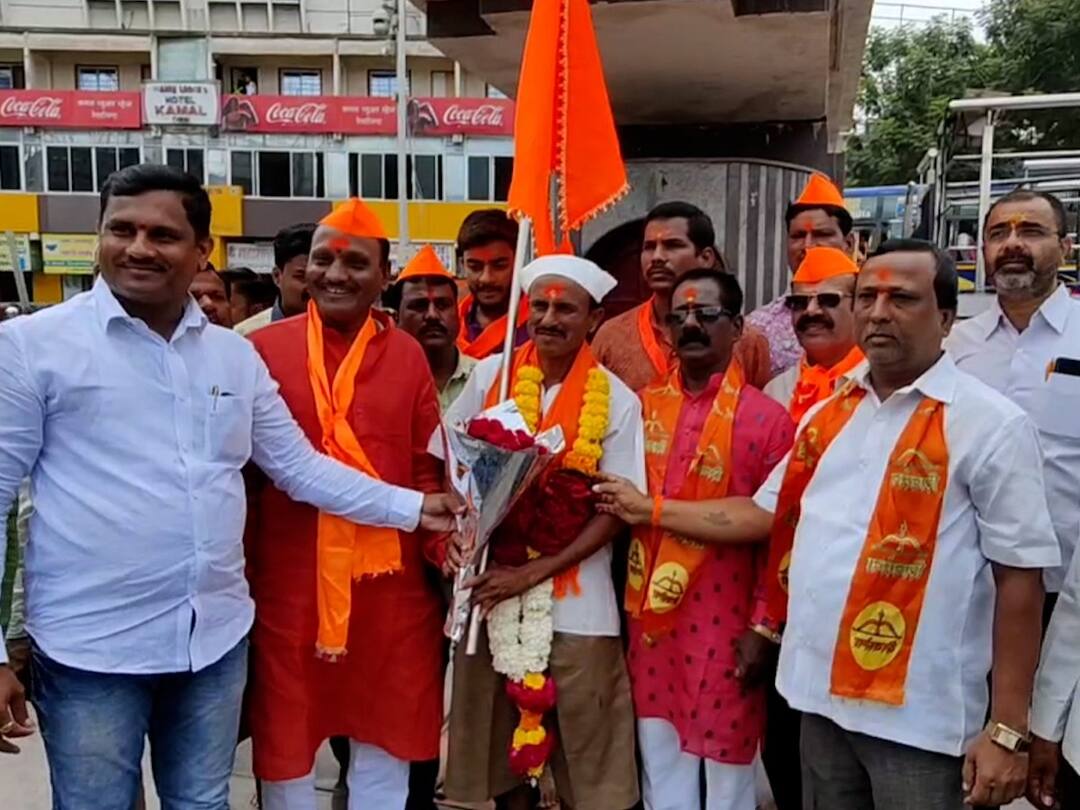 सोलापुरातील प्रति दादा कोंडके चालत निघाले मुंबईला, शिवसेना अखंडित राहण्यासाठी सोलापूर ते मुंबई पदयात्रा Prati Dada Kondke from Solapur left for Mumbai, Solapur to Mumbai padayatra to keep Shiv Sena intact सोलापुरातील प्रति दादा कोंडके चालत निघाले मुंबईला, शिवसेना अखंडित राहण्यासाठी सोलापूर ते मुंबई पदयात्रा