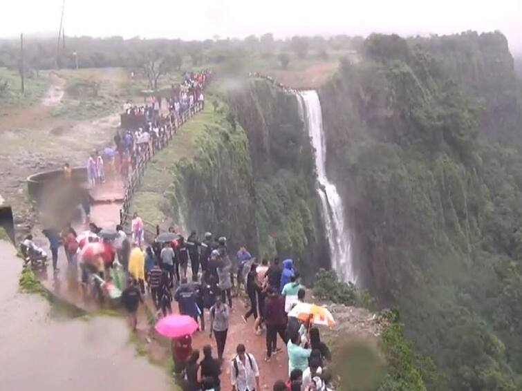 Amboli recorded 3450 mm of rain this year, tourists flock to see nature Sindhudurg Rain : महाराष्ट्राची चेरापुंजी म्हणून ओळख असलेल्या अंबोलीत यावर्षी 3450 मिलीमीटर पाऊस, निसर्ग पाहण्यासाठी पर्यटकांची गर्दी