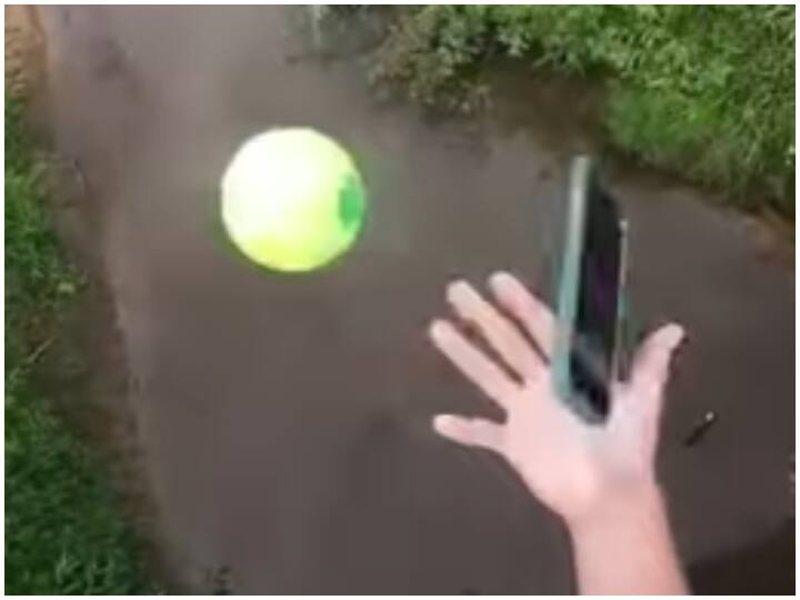 man doing stunt with tennis ball and iphone video viral on social media Trending: टेनिस बॉल और iPhone के साथ शख्स ने किया हैरतअंगेज करतब, दिल थाम के देखिए ये वीडियो