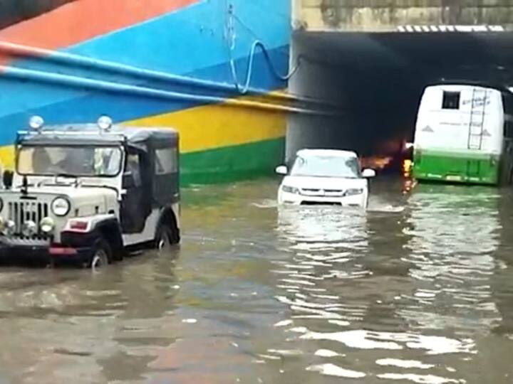 Etawah Mainpuri Railway Underpass Uttar Pradesh Waterlogging after 1 hour rain vehicles stuck in water ANN Etawah News: एक घंटे की बारिश से ही इटावा-मैनपुरी रेलवे अंडरपास जलमग्न, जेसीबी से निकले फंसे वाहन, वादा भूले सांसद