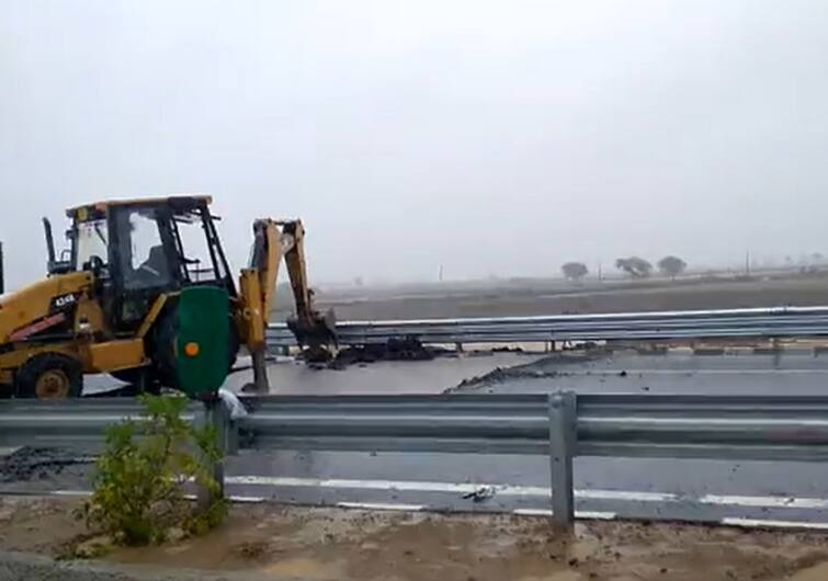 Within 5 days of its inauguration, some part of Bundelkhand Expressway was washed away in rain, see video Bundelkhand Expressway: ઉદ્ધાટન થયાના 5 જ દિવસમાં બુંદેલખંડ એક્સપ્રે-વેનો કેટલોક ભાગ વરસાદમાં ધોવાયો, જુઓ વીડિયો