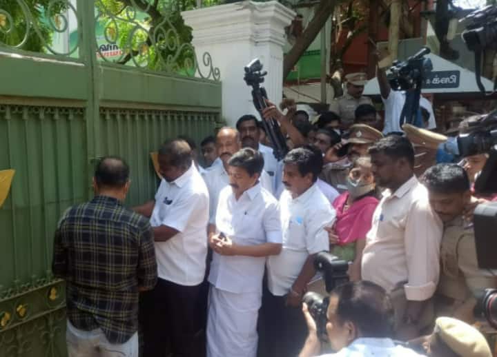 AIADMK Headquarters In Chennai Reopened, Keys Handed Over To EPS After 10 Days AIADMK Headquarters In Chennai Reopened, Keys Handed Over To EPS After 10 Days