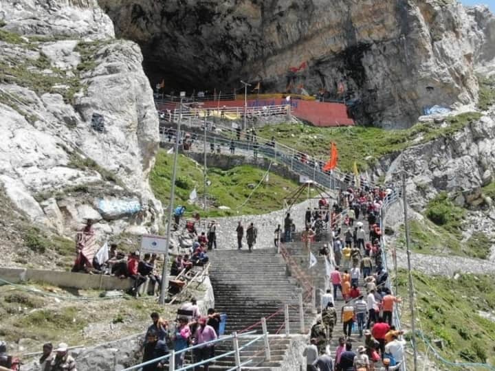 Amarnath Yatra 4703 pilgrims leave for Amarnath cave amid tight security Jammu ANN Amarnath Yatra: कड़ी सुरक्षा के बीच 4,703 तीर्थयात्रियों का एक और जत्था अमरनाथ गुफा के लिए रवाना, अब तक 2.20 लाख तीर्थयात्री कर चुके हैं दर्शन