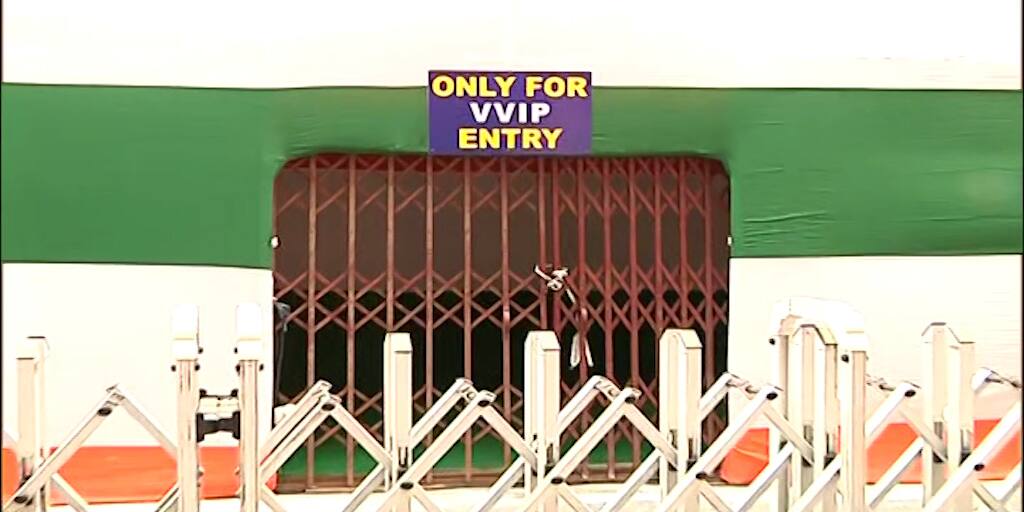 TMC 21st July: তৈরি VVIP গেট, বেন্টিঙ্ক স্ট্রিট দিয়ে ধর্মতলায় ঢুকবেন মমতা বন্দ্যোপাধ্যায় TMC Shahid Diwas 2022: Trinamool leader Mamata Banerjee will enter Dharmatala through Bentic Street. TMC 21st July: তৈরি VVIP গেট, বেন্টিঙ্ক স্ট্রিট দিয়ে ধর্মতলায় ঢুকবেন মমতা বন্দ্যোপাধ্যায়