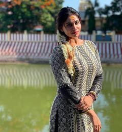 Shivani narayanan: அதுவும் நானே... இதுவும் நானே..கோவிலில் போட்டோ ஷூட் எடுத்த ஷிவானி