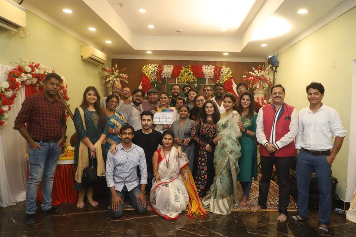 তবে এই মহিলা গোয়েন্দা বাকি সবার মতো আদর্শ চরিত্র নয়। গোয়েন্দাসুলভ ক্ষুরধার বুদ্ধি ও হাবভাবের সঙ্গে তাঁর চরিত্রে বিস্তর আপত্তিকর জায়গাও রয়েছে। ক্যামেলিয়া প্রযোজনা (Camellia Productions) সংস্থার ব্যানারে তৈরি হবে এই ছবিটি। (Camellia Productions)