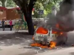 National Herald Case Live: सोनिया से ईडी के सवाल पर बवाल, बेंगलुरु में कार में लगाई आग, दिल्ली में रोकी गईं ट्रेनें