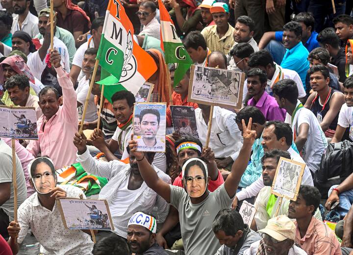 TMC 21 July: বৃষ্টি মাথায় নিয়ে ভিড়। ধর্মতলা চত্বরে কার্যত তিল ধারণের জায়গাও ছিল না।