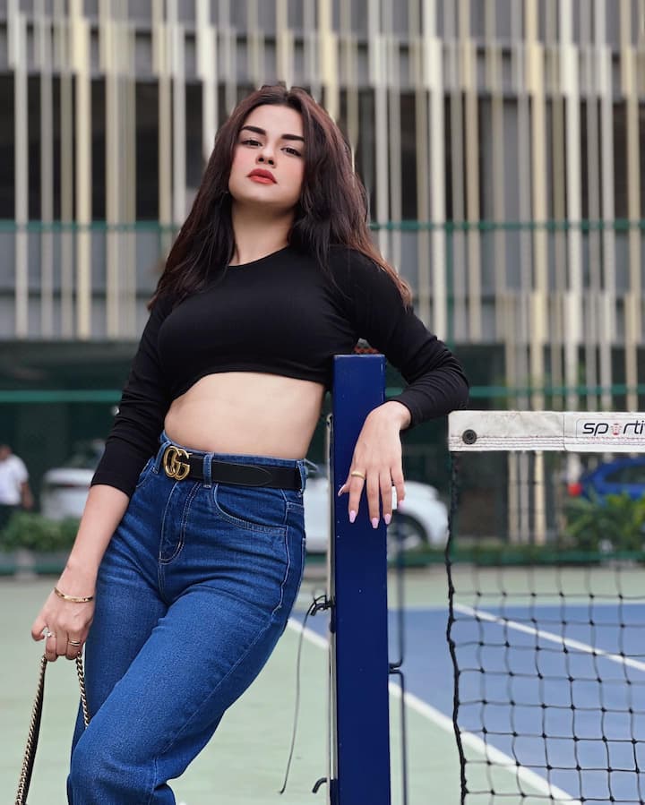अवनीत कौर ने ब्लैक कलर की फुल स्लीव्स क्रॉप टॉप पहना है, जिसे उन्होंने एक डेनिम के साथ पेयर किया है. उन्होंने अपने लुक को एक गुच्ची के बैग और बूट्स के साथ स्टाइल किया है.
