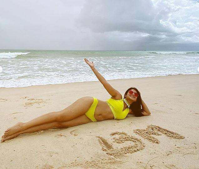 જેનિફર વિંગેટની ગણતરી ટીવીની સુંદર અને ગ્લેમરસ અભિનેત્રીઓમાં થાય છે. હાલ ભલે જેનિફર ટીવીથી દુર હોય પરંતુ પોતાના ફેન્સને એન્ટરટેન કરવાની તક જવા નથી દેતી.