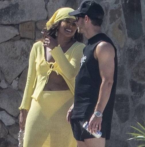 बॉलीवुड अभिनेत्री और ग्लोबल स्टार प्रियंका चोपड़ा (Priyanka Chopra) ने हाल में अपना 40वां जन्मदिन सेलिब्रेट किया. उनके बर्थडे सेलिब्रेशन के लिए उनके पति निक जोनस (Nick Jonas) ने खास इंतजाम किए थे. अब अभिनेत्री की कुछ अनदेखीं रोमांटिक तस्वीरें सोशल मीडिया पर वायरल हो रही हैं. इन तस्वीरों में देसी गर्ल पीले रंग की सेक्सी ड्रेस में एंजॉय करती नजर आ रही हैं.