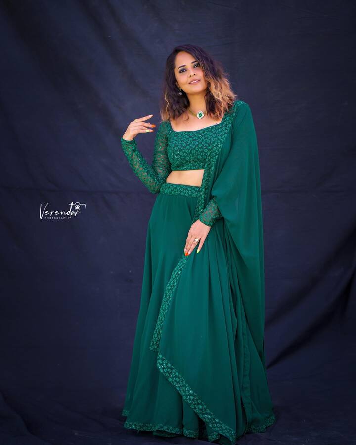 మూడు పదుల వయస్సులోనూ క్రేజ్ ఏ మాత్రం తగ్గలేదు. Image Credit: Anasuya Bhardwaj/ Instagram