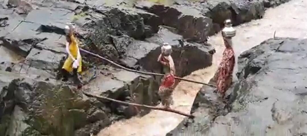 Aaditya Thackeray : आदित्य ठाकरेंनी उभारलेला लोखंडी पूल पुराच्या पाण्यात गेला वाहून, त्र्यंबकच्या शेंद्रीपाड्यात उभारला होता पूल maharashtra News Nashik News iron bridge built by Aditya Thackeray was swept away in flood Aaditya Thackeray : आदित्य ठाकरेंनी उभारलेला लोखंडी पूल पुराच्या पाण्यात गेला वाहून, त्र्यंबकच्या शेंद्रीपाड्यात उभारला होता पूल