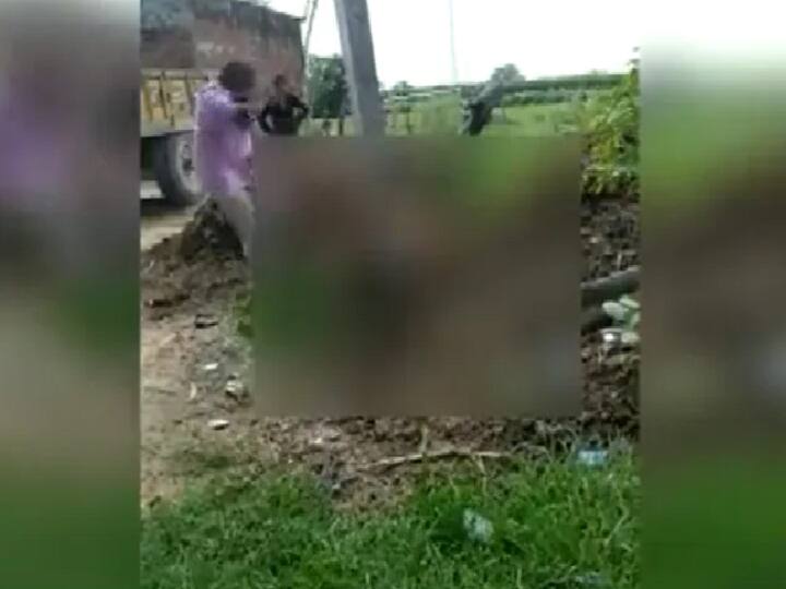 Agra: Women tied to electric pole and beaten by husband video goes viral Watch Video: மின்கம்பத்தில் மனைவியை கட்டி வைத்து அடித்த கொடூர கணவர்..  ஷாக்கிங் வீடியோ..!