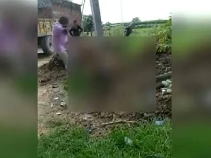 Agra: Women tied to electric pole and beaten by husband video goes viral Watch Video: மின்கம்பத்தில் மனைவியை கட்டி வைத்து அடித்த கொடூர கணவர்..  ஷாக்கிங் வீடியோ..!