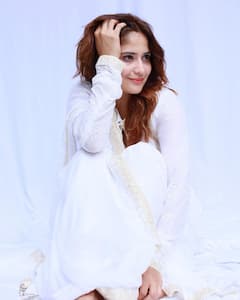 वेस्टर्न आउटफिट में ही नहीं बल्कि सूट में भी Arti Singh लगती हैं कमाल, सादगी से जीत लेती हैं फैंस का दिल