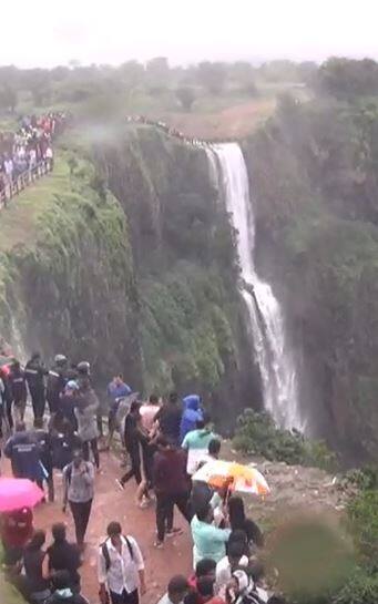 अंबोलीत निसर्ग पाहण्यासाठी पर्यटकांची गर्दी