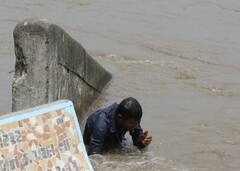 Surat : સેલ્ફીના ચક્કરમાં યુવક તાપી નદીમાં ખાબક્યો, પછી કેવા થયા હાલ? જુઓ વીડિયો