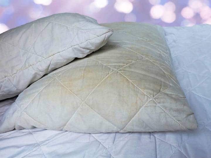 using a pillow for more than two years will make allergy and increase asthma doctors warns Using Pillow For Long : ஒரே தலையணையை இவ்வளவு நாட்களா பயன்படுத்துறீங்களா? உங்களுக்கு இதுதான் ரெட் அலர்ட்..