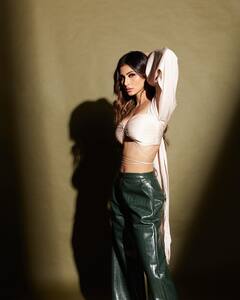 Mouni Roy Pics: मौनी रॉय का लेटस्ट फोटोशूट है बेहद शानदार, तस्वीरों में देखें कातिलाना पोज