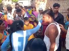 Maharajganj News: तीन मनचलों को छेड़खानी करना पड़ा भारी, छात्रा ने चप्पलों से की जमकर धुलाई