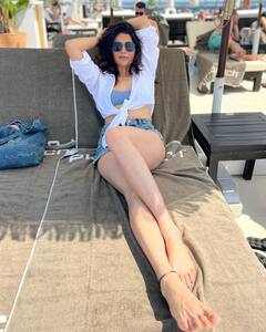 Karishma Tanna: अभिनेत्री करिश्मा तन्नाचा व्हेकेशन मोड ऑन; शेअर केले खास फोटो!
