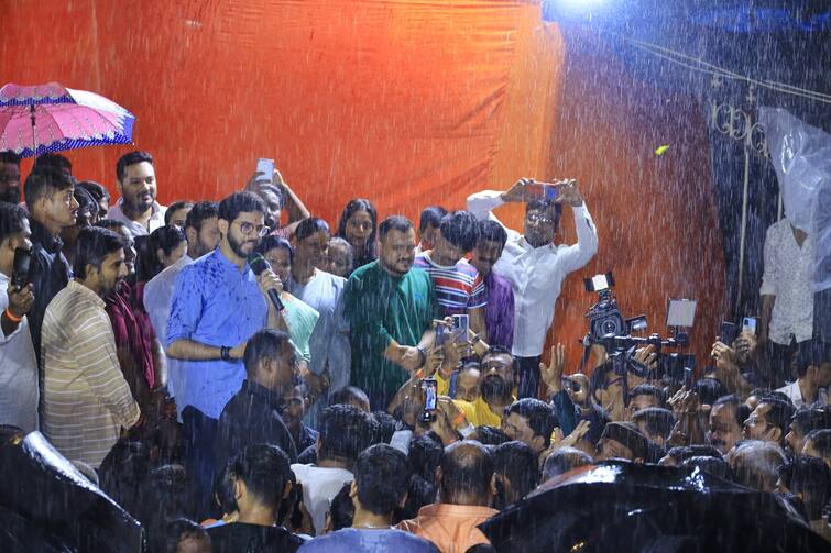 Maharashtra Political News shivsena Aditya Thackeray Communicating with Shiv Sainiks in heavy rain in Nishtha Yatra Aaditya Thackeray : धो-धो पावसात शिवसैनिकांशी संवाद! आदित्य ठाकरे आक्रमक; बंडखोरांच्या मतदारसंघात 'निष्ठा यात्रा'