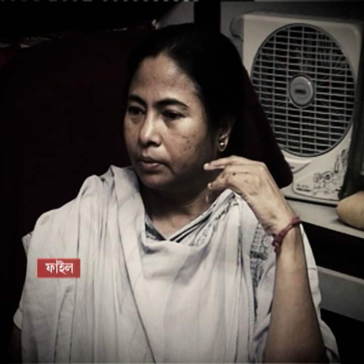 তখনও তৃণমূলের জন্ম হয়নি। মমতা বন্দ্যোপাধ্যায় তখন যুব কংগ্রেসের সভানেত্রী। রাজ্যের ক্ষমতায় জ্যোতি বসুর সরকার। সিপিএমের বিরুদ্ধে ছাপ্পা-রিগিংয়ের মতো অভিযোগ নিয়মিত শোনা যেত বিরোধীদের মুখে। (ছবি সৌজন্যে : আনন্দবাজার পত্রিকা)